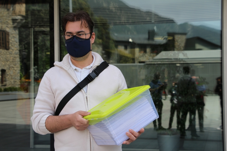 El president de l'ACU, Lluís Ferreira, moments previs a l'entrega de les signatures.