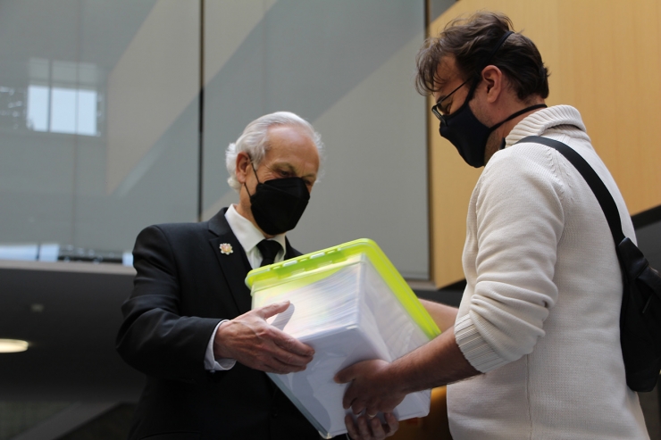 El president de l'ACU, Lluís Ferreira, lliura les signatures contra la taxa de carboni al Consell General.