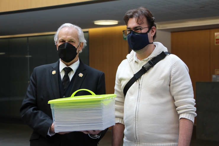 El president de l'ACU, Lluís Ferreira, lliura les signatures contra la taxa de carboni al Consell General.