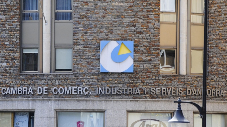 La Cambra de Comerç, Indústria i Serveis (CCIS).