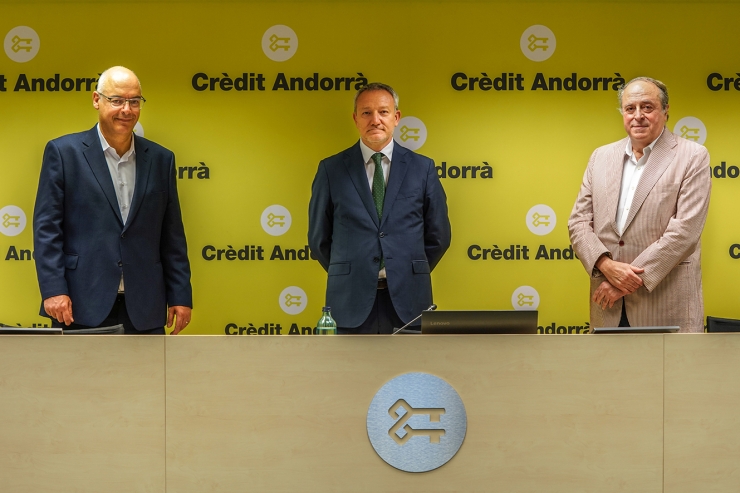 El titular de la Càtedra Crèdit Andorrà d'Emprenedoria i Banca a l'IESE, Albert Fernández, el director de Comunicació Corporativa, Màrqueting i Transformació Digital Clients de Crèdit Andorrà, Joan R. Mas, i el professor ordinari de l'IESE Business School i responsable de la Càtedra Intent HQ de Canvis en el Comportament del Consumidor, José Luis Nueno, moments previs a la conferència.