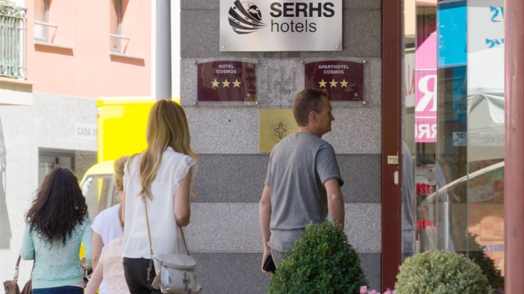 Turistes entrant en un hotel.