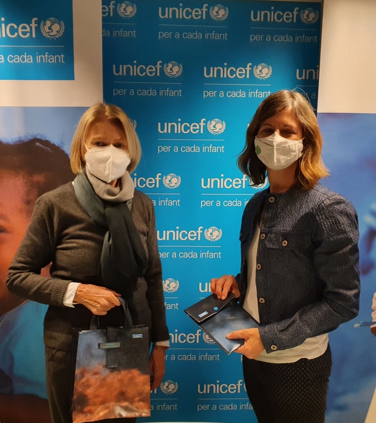 La presidenta de l'Unicef Andorra, Laura Álvarez i             Marissa McDonald, directora de Re&Wear, quan van signar l'acord de col·laboració.@font-face 	{font-family: