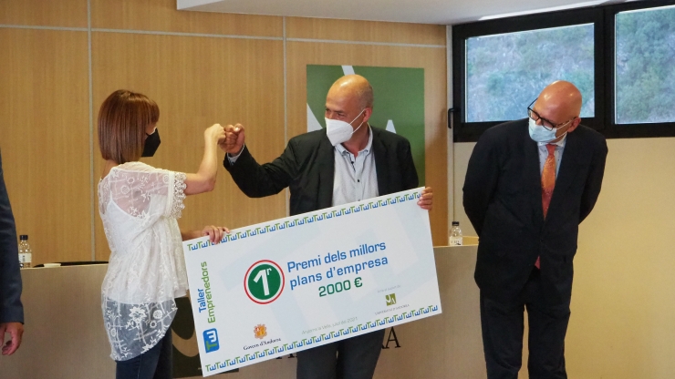 Rossendo Duró, durant la graduació del Taller d'Emprenedors de l'UdA, recollint el primer premi pel seu projecte.