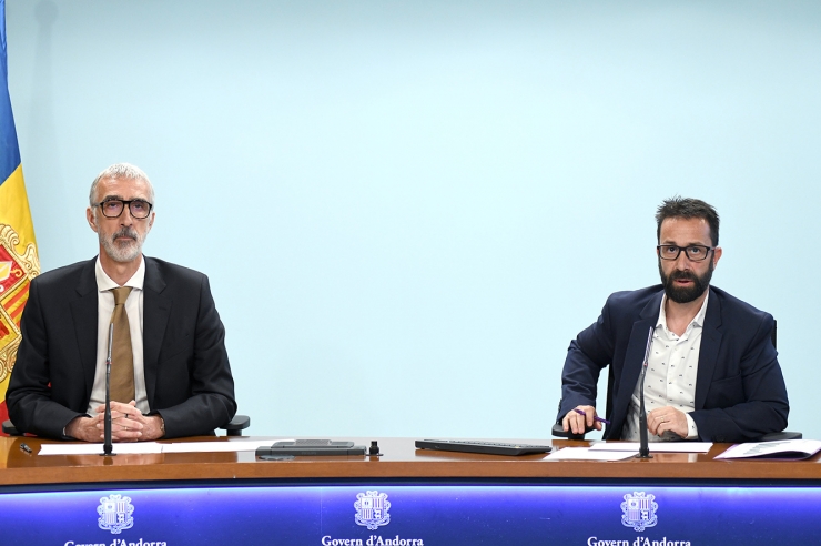 El secretari d'Estat d'Economia, Èric Bartolomé i el director del departament d’Empresa, Comerç, Desenvolupament Industrial i Transport, Josep Pujol, durant la roda de premsa.