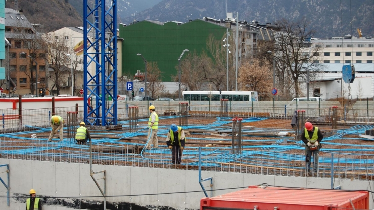 Operaris durant la construcció d'un edifici.