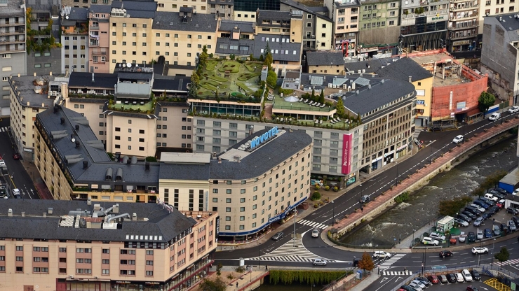 Vista aèria d'alguns hotels ubicats a Andorra la Vella.
