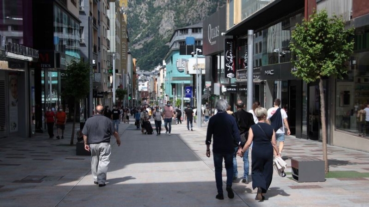 Gent passejant a l'avinguda Meritxell, a l'inici de la pandèmia.