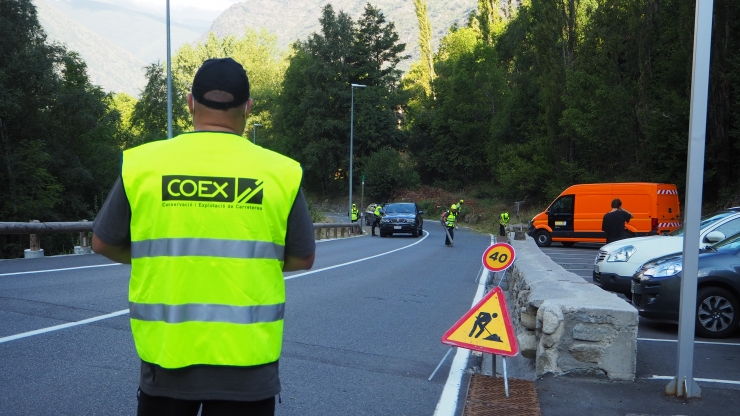 El COEX ha netejat aquest dilluns la carretera d'Engolasters, a l'alçada del pont del Madriu.