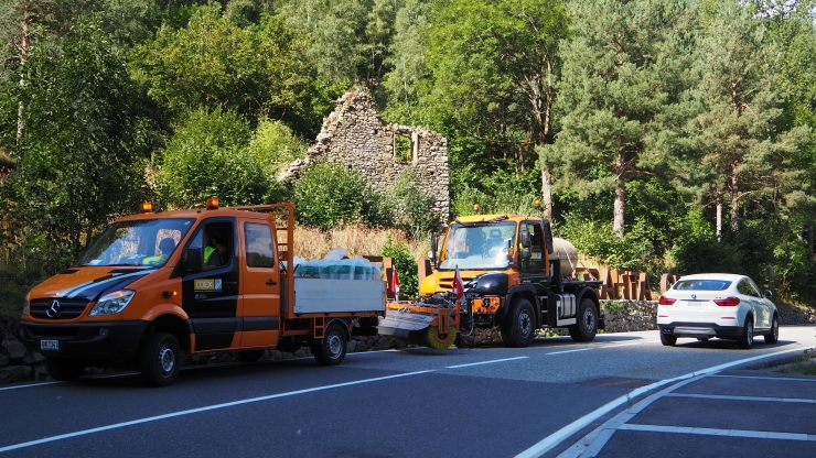 El COEX ha netejat aquest dilluns la carretera d'Engolasters, a l'alçada del pont del Madriu.