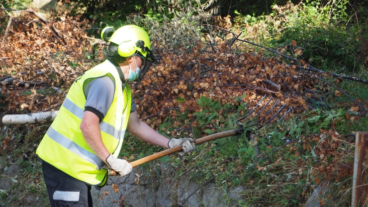 El COEX ha netejat aquest dilluns la carretera d'Engolasters, a l'alçada del pont del Madriu.