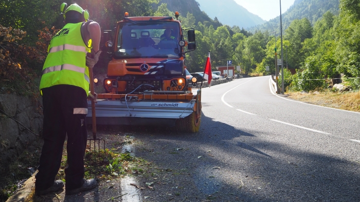 El COEX ha netejat aquest dilluns la carretera d'Engolasters, a l'alçada del pont del Madriu.