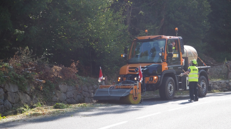 El COEX ha netejat aquest dilluns la carretera d'Engolasters, a l'alçada del pont del Madriu.