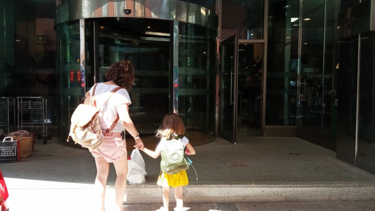 Turistes entrant en un hotel del país.