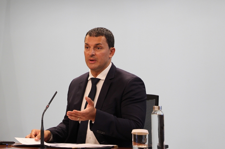 El ministre de Presidència, Economia i Empresa, Jordi Gallardo, durant la roda de premsa.