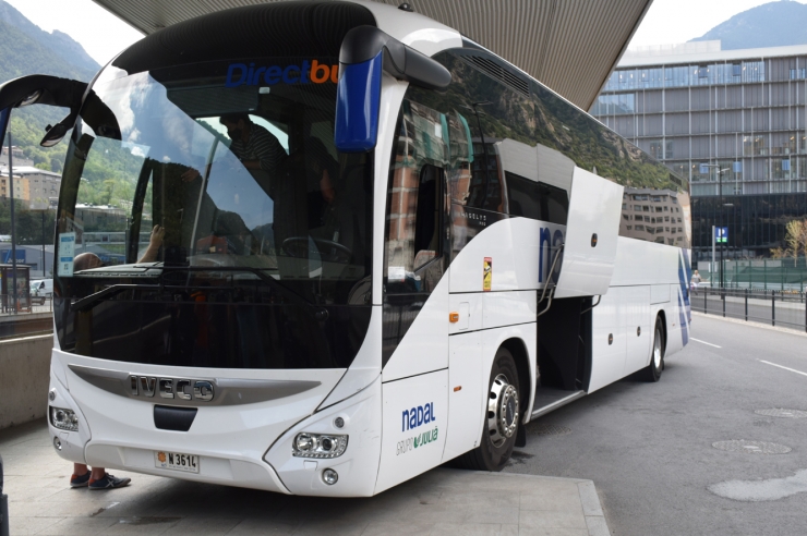 Un autobús del Direct Bus a punt de sortir cap a Barcelona.