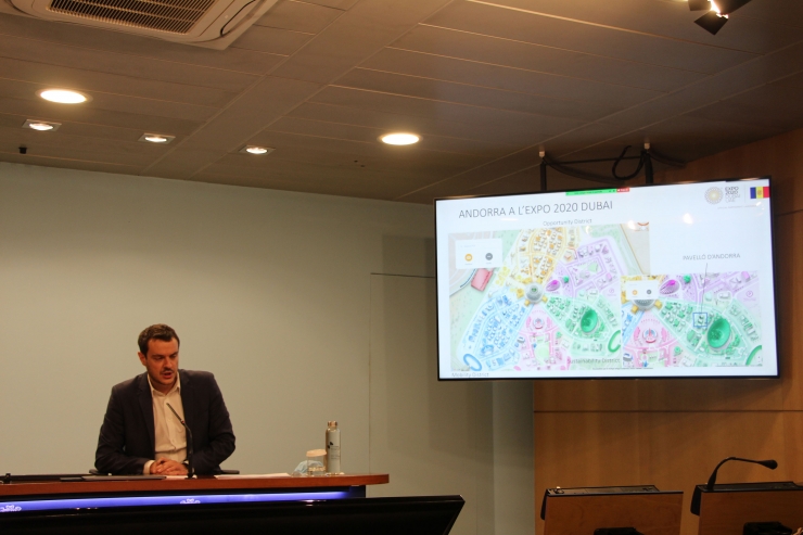 El secretari d'Estat de Diversificació Econòmica i Innovació, i comissari general del Principat a l'exposició, Marc Galabert, explicant els tres grans recintes que tindrà l'exposició.