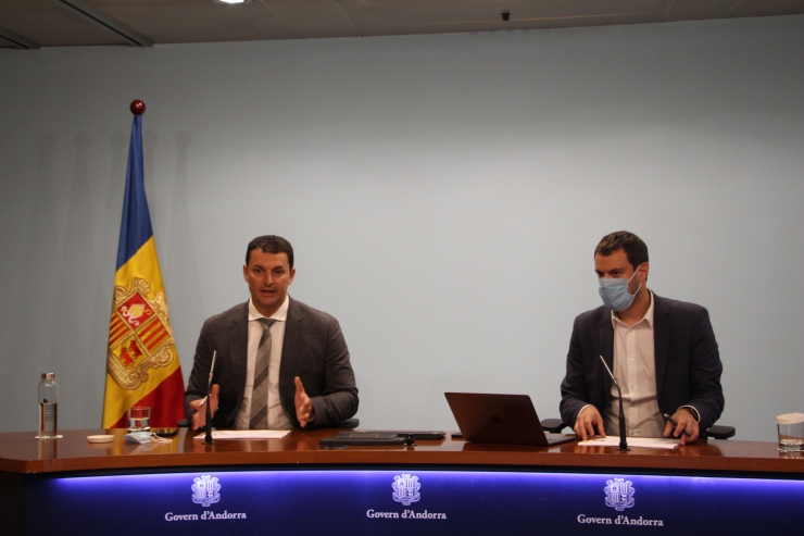 El ministre de Presidència, Economia i Empresa, Jordi Gallardo, i el secretari d'Estat de Diversificació Econòmica i Innovació, i comissari general del Principat a l'exposició, Marc Galabert, durant la roda de premsa d'aquesta tarda.