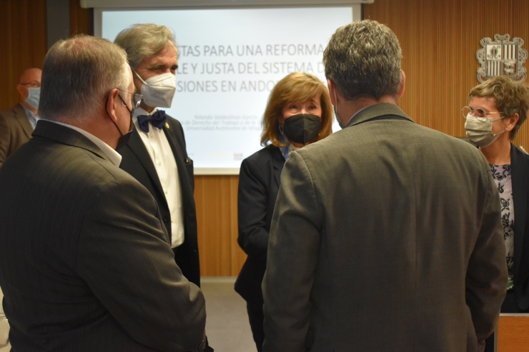 Yolanda Valdeolivas i José Antonio Herce conversen amb membres de la comissió.