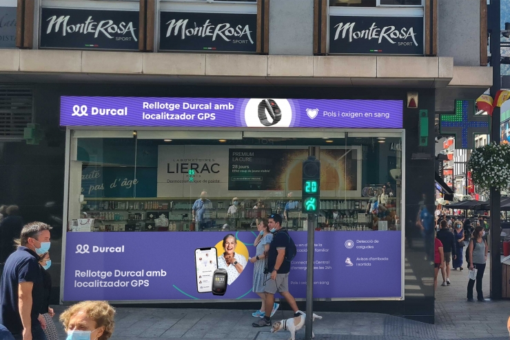 L'anunci del rellotge GPS de Durcal en una farmàcia del centre d'Andorra la Vella.