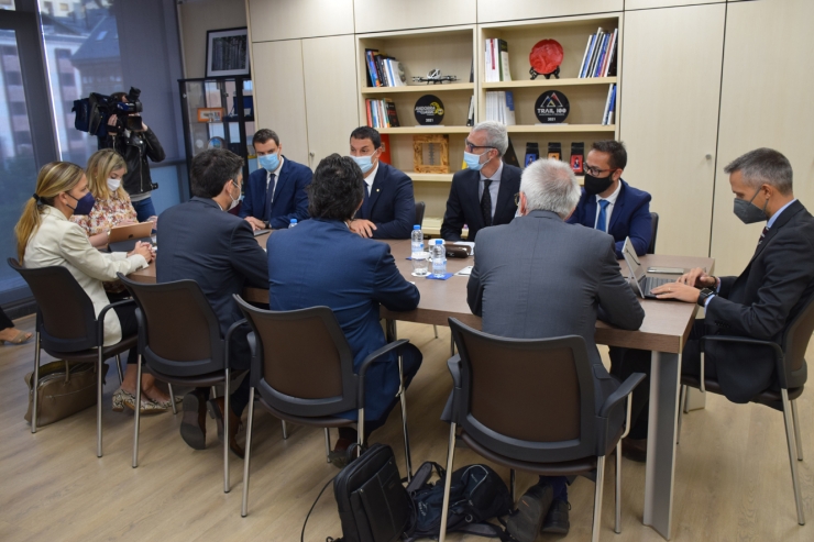 El ministre de Presidència, Economia i Empresa, Jordi Gallardo, i el vicepresident de la Generalitat de Catalunya, Jordi Puigneró, durant la reunió celebrada aquest dijous.