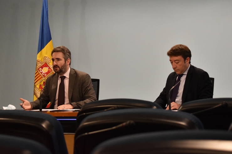 El ministre de Finances, Eric Jover, i el director de Tributs i Fronteres, Albert Hinojosa, durant la roda de premsa.