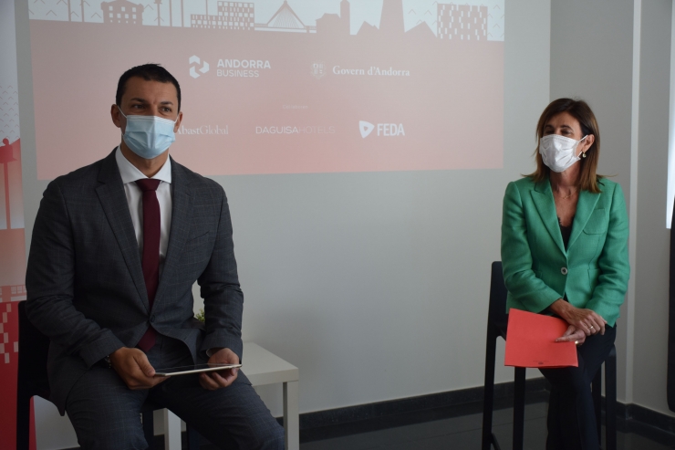 El ministre de Presidència, Economia i Empresa, i president d'Andorra Business, Jordi Gallardo, i la ministra d'Educació i Ensenyament Superior, Ester Vilarrubla, durant la roda de premsa d'aquest dilluns.