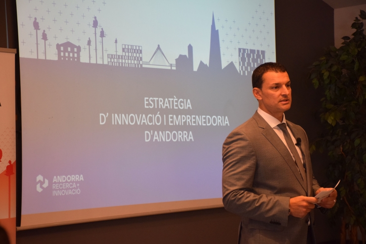 El ministre de Presidència, Economia i Empresa, Jordi Gallardo, durant el discurs inicial a la taula de treball d'aquest dilluns al matí.