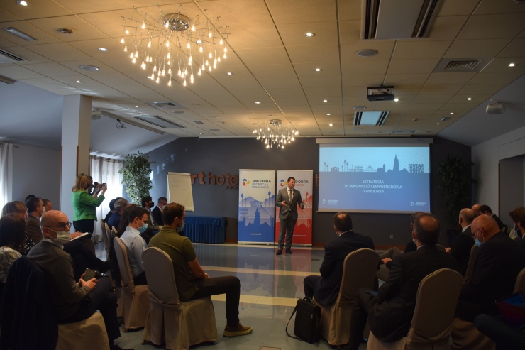 Un moment de la taula de treball que s'ha celebrat aquest dilluns al matí a l'hotel Acta Arthotel.