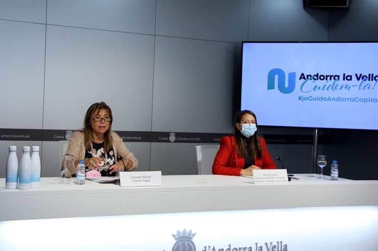 La cònsol major d'Andorra la Vella, Conxita Marsol, i la consellera de  Desenvolupament Estratègic i Comercial i Projectes Participatius,  Meritxell López, durant la presentació de la 42a edició de la Fira  d'Andorra la Vella, aquest dimarts al matí.