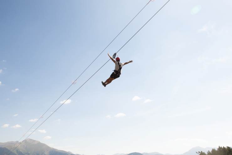 Un usuari de la tirolina de Vallnord - Pal Arinsal.