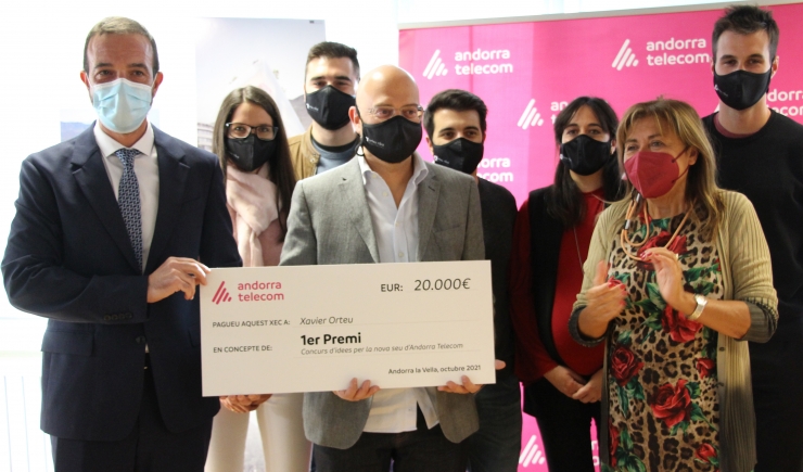 El president del consell d'administració d'Andorra Telecom, Jordi Torres, l'arquitecte Xavier Orteu, i la cònsol major d'Andorra la Vella, Conxita Marsol, durant l'entrega del primer premi del concurs d'idees.