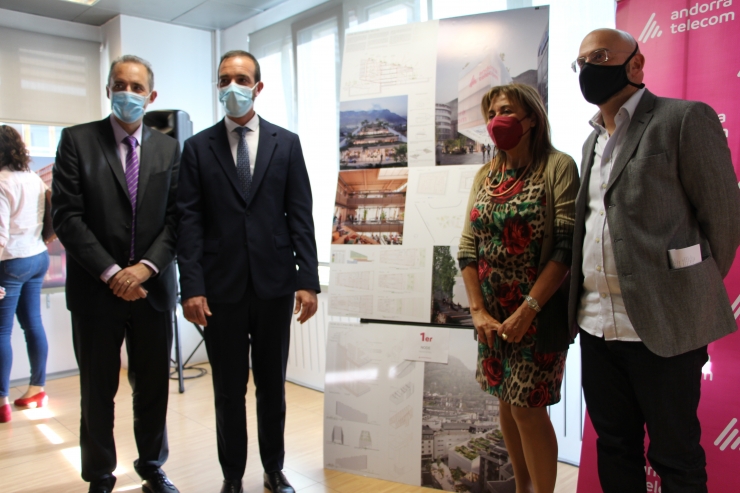 El director general d'Andorra Telecom, Jordi Nadal, el president del consell d'administració, Jordi Torres, l'arquitecte Xavier Orteu, i la cònsol major d'Andorra la Vella, Conxita Marsol, durant l'entrega del primer premi del concurs d'idees.