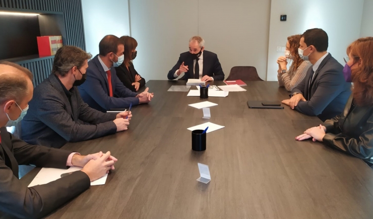 Un moment de la signatura davant notari.