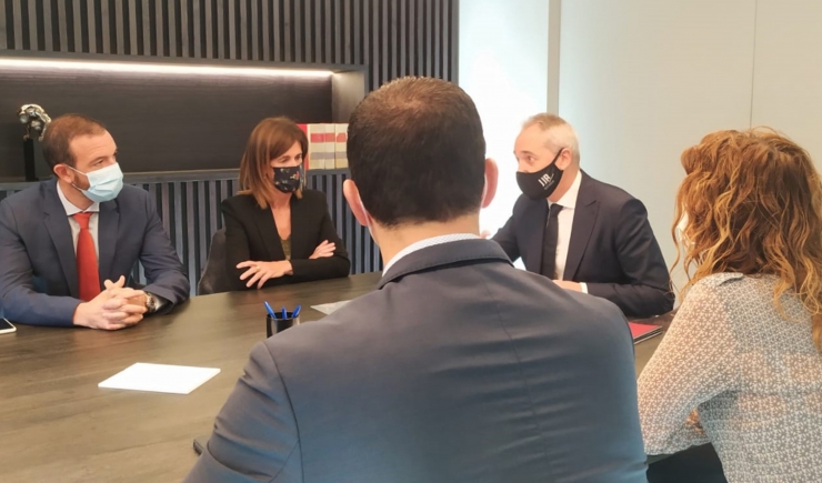 Un moment de la signatura davant notari.