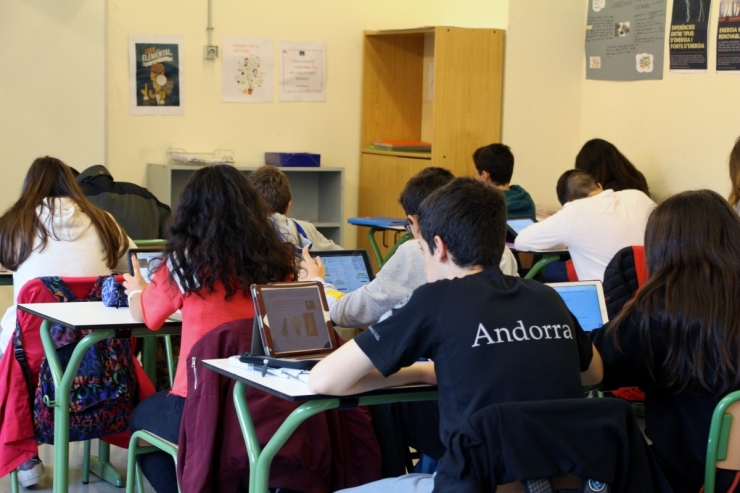 Una aula de l'escola andorrana amb alumnes utilitzant tauletes.
