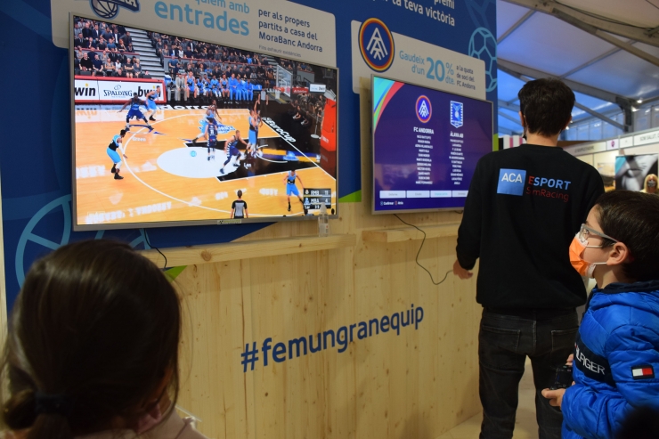 L'activitat per jugar partits de bàsquet i futbol de la paradeta dels e-sports.