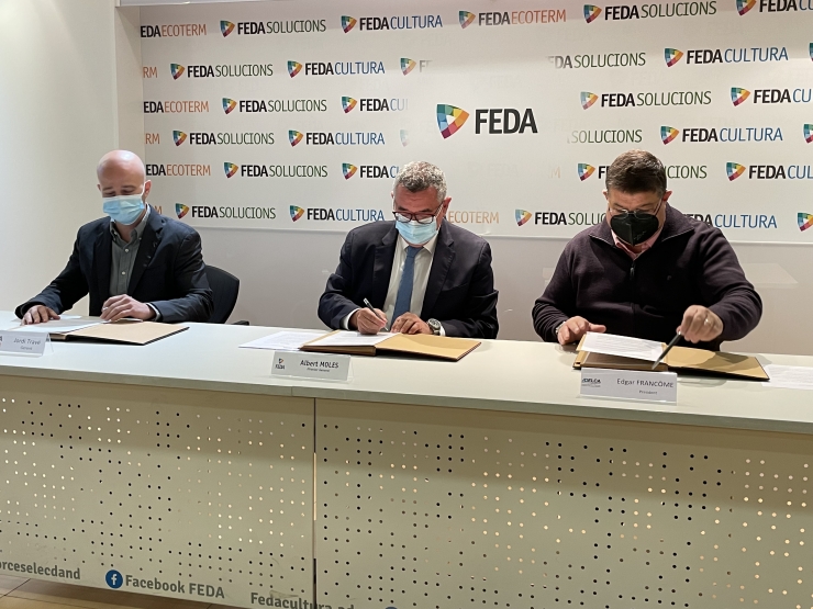 Jordi Travé, Albert Moles i Edgar Francome signant el conveni.