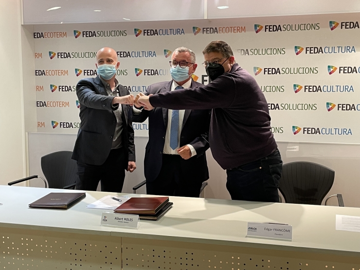 Travé, Moles i Francome després de la signatura.