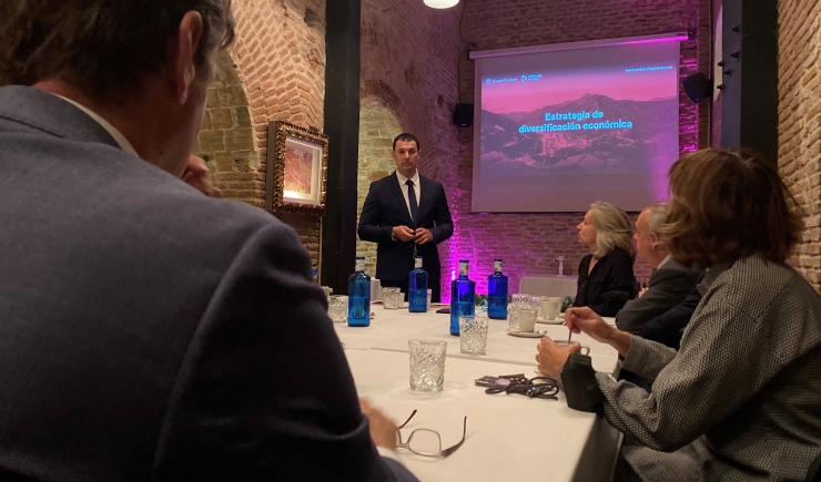 El ministre de Presidència, Economia i Empresa i president d'Andorra Business, Jordi Gallardo, i la directora d'Andorra Business, Judith Hidalgo, durant la sessió de treball d'aquest dimarts a Madrid.