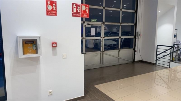 Un dels desfibril·ladors que ha quedat instal·lat a Pyrénées Motors.