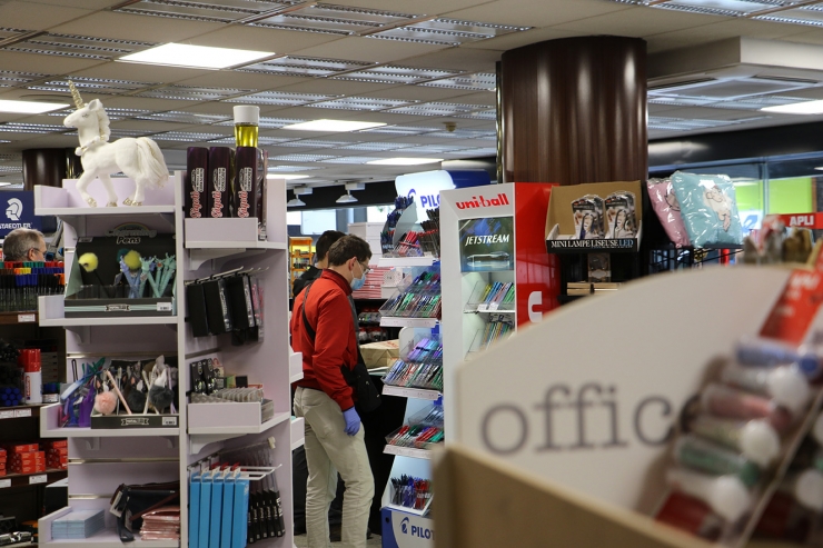 Dues persones a l'interior d'una botiga.