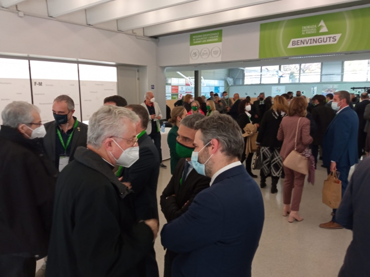 El copríncep episcopal, Joan Enric Vives, conversa amb el ministre de Finances, Eric Jover, abans de l'inici de la 32a Trobada Empresarial al Pirineu.