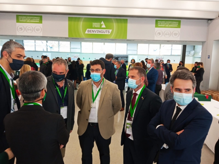 Algunes de les autoritats assistents a la 32a Trobada Empresarial al Pirineu, aquest dijous al pavelló de la Seu d'Urgell.