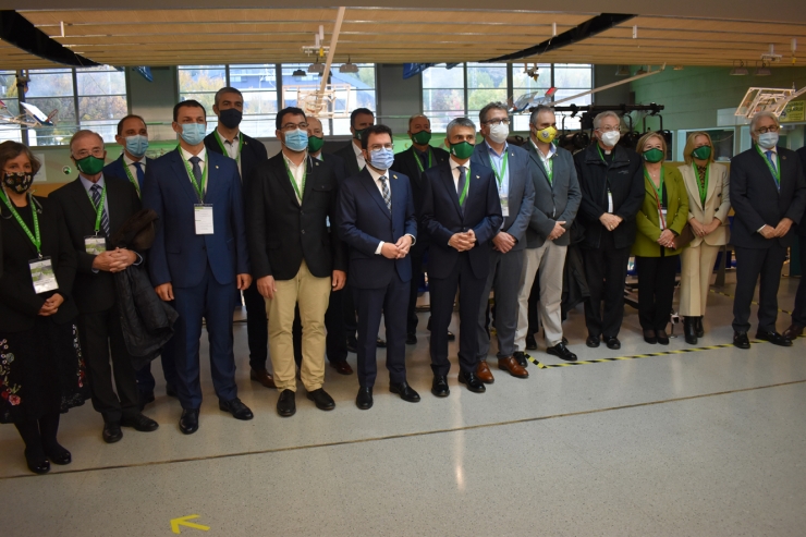 Representants de les institucions, amb el president de la Generalitat, Pere Aragonès; el ministre de Presidència, Economia i Empresa, Jordi Gallardo; el copríncep episcopal, Joan-Enric Vives; i l'alcalde de la Seu d'Urgell, Francesc Viaplana.