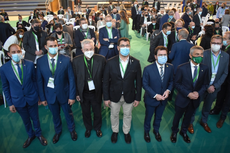 Fotografia institucional abans d'iniciar la segona jornada de la Trobada Empresarial al Pirineu.