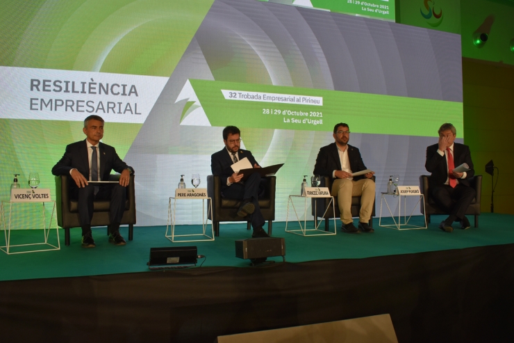 Conferència inaugural amb el president de la Generalitat, Pere Aragonès; l'alcalde de la Seu d'Urgell, Francesc Viaplana; i el president de l'Associació de la Trobada Empresarial al Pirineu, Vicenç Voltes, moderada pel periodista Josep Puigbó.