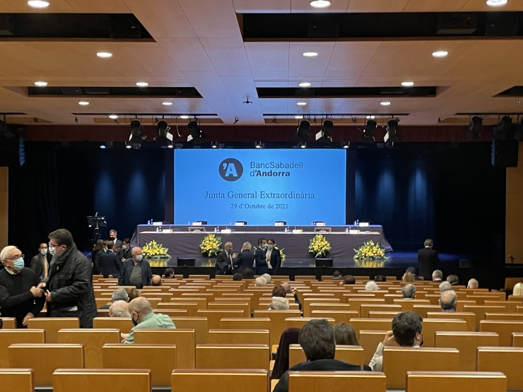 La sala on se celebra la Junta General Extraordinària del Banc Sabadell d'Andorra.