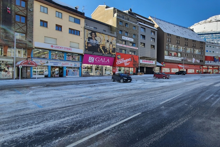Un dels carrers del Pas de la Casa sense turistes durant l'etapa de majors restriccions a causa de la pandèmia del coronavirus.