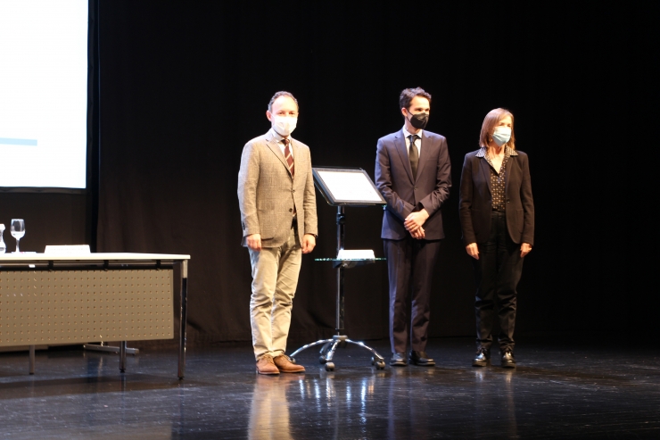 El cap de Govern, Xavier Espot, entrega el guardó de la sisena edició del premi a Benjamin Golub.